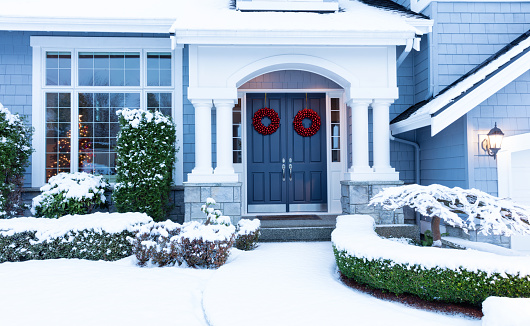selling home during the holidays exterior decor